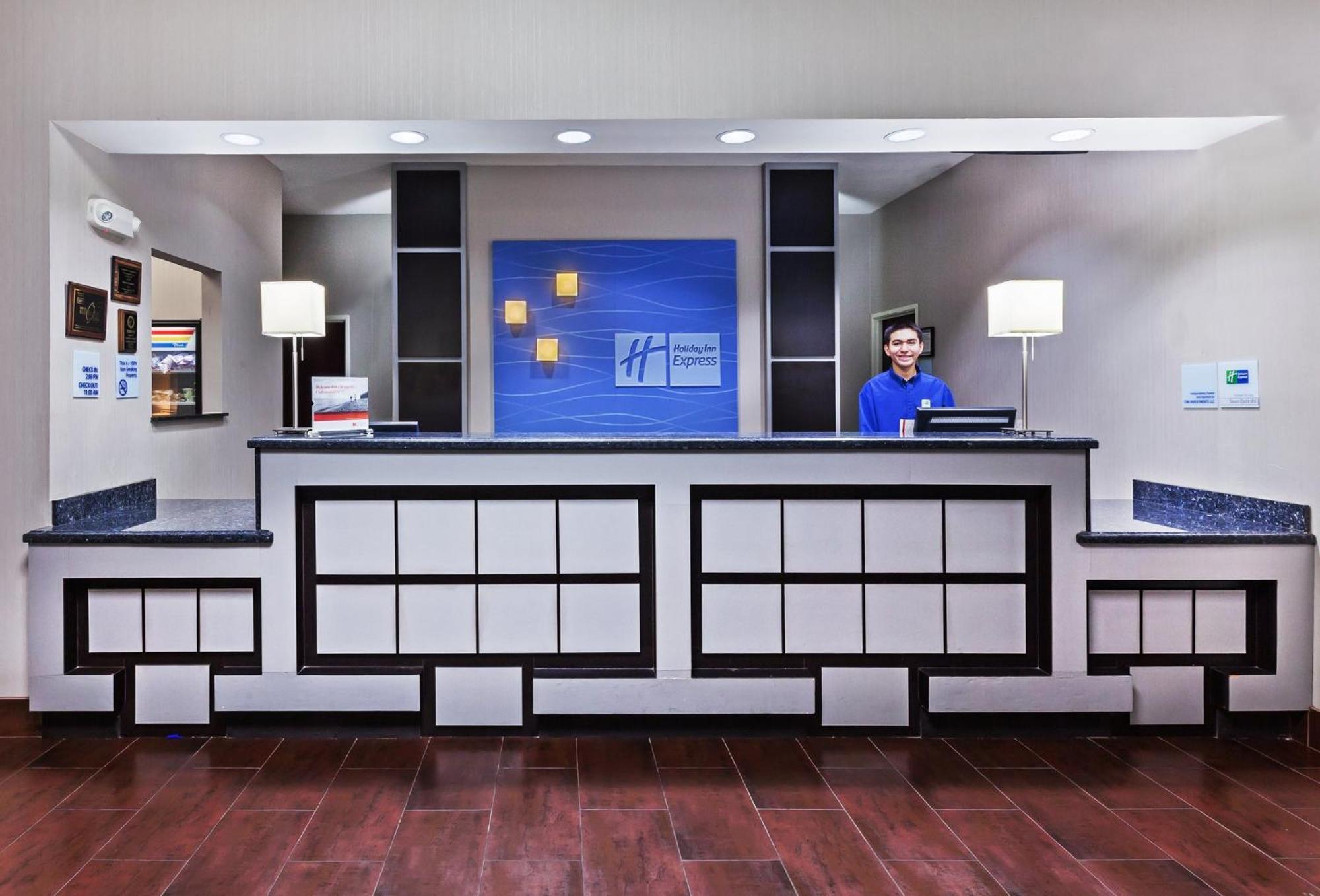 Holiday Inn Express & Suites Cleveland By Ihg Exterior foto