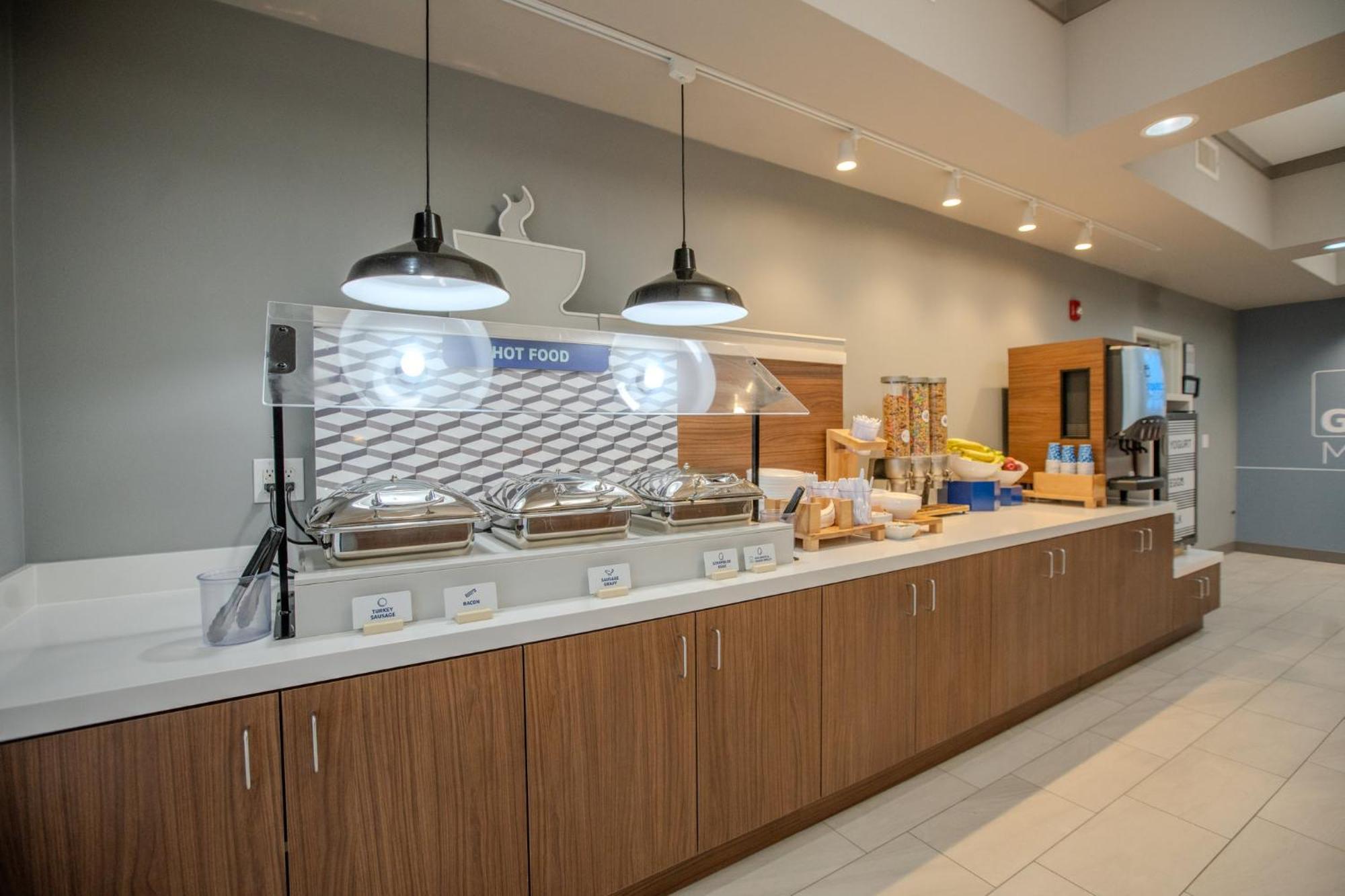 Holiday Inn Express & Suites Cleveland By Ihg Exterior foto