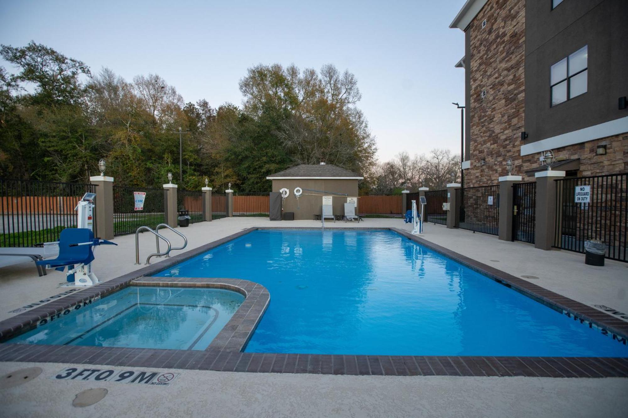 Holiday Inn Express & Suites Cleveland By Ihg Exterior foto
