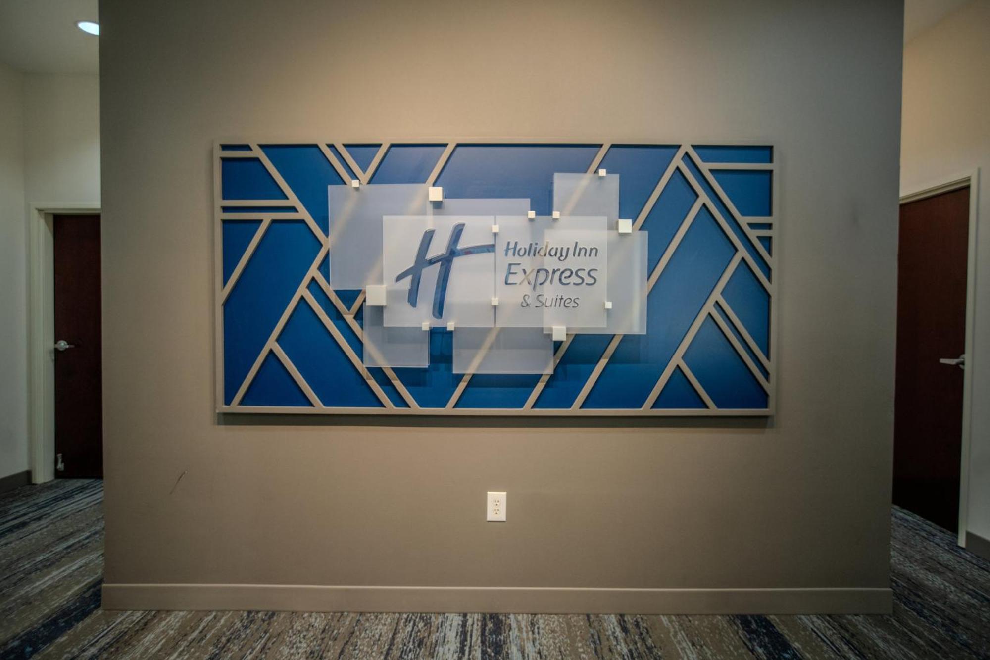 Holiday Inn Express & Suites Cleveland By Ihg Exterior foto